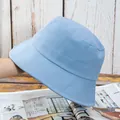 Gros plan du bob en toile de coton bleu clair montrant les détails de couture renforcés - Réglable / Rose bonbon