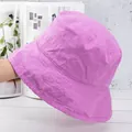 Detalle de costuras en un sombrero de pescador de algodón púrpura transpirable con ala - Ajustable / Púrpura