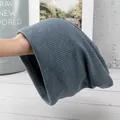 Dettaglio della trama a nido d'ape elastica e del morbido tessuto a maglia blu-grigio - Stile per Tutte le Stagioni / Blu Nebbia
