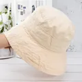 Detailansicht eines beigen Baumwoll-Anglerhuts mit mehrreihig genähter Krempe für Sonnenschutz - Verstellbar / Beige