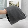 Dettaglio del berretto grigio in maglia a nido d'ape con texture morbida e traspirante - Stile per Tutte le Stagioni / grigio scuro