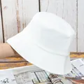 Vista de detalle de un gorro de pescador de algodón blanco con ojales de ventilación laterales - Ajustable / Blanco