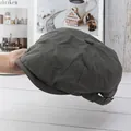 Detail van een multi-paneel baret met topknoop en verstelbare metalen gesp aan de achterkant - Verstelbaar / donkergrijs