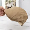 Detail van kaki katoenen pet met witte contraststiksels en keperstof textuur op de stof - Verstelbaar / Khaki