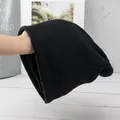 Dettaglio dello spessore interno e della trama a nido d'ape di questo berretto nero - Stile per Tutte le Stagioni / Nero