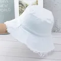Nahaufnahme weißer Fischerhut mit ausgefransten Kanten und gewaschener Baumwolle - M(56-58cm) / Weiß