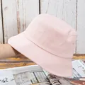 Détail d'un chapeau bob en coton rose clair montrant les coutures du bord et les œillets - Réglable / Rose Clair