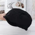 Detailopname van een zwarte katoenen newsboy pet met acht panelen en verstelbare metalen gesp - Verstelbaar / Zwart
