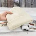 Gorro de punto blanco crema con diseño desgastado, textura acanalada y borde doblado - Beige