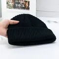 Dettaglio del berretto in maglia a coste nere che mostra la texture morbida ed elastica - Alta elasticità / Nero
