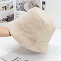 Dettaglio del cappello pescatore in velluto beige con cuciture multiple e trama morbida - Regolabile / Beige