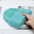 Primer plano del gorro de punto verde menta en pelo de conejo con textura de canalé suave - Verde Lago