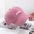 Detalle de gorra de béisbol de algodón rosa polvoriento con bordado Awesome 3D y visera - Ajustable / Rosa