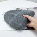 Vista detallada del gorro de peluche gris oscuro que muestra la suave textura del pelo - Gris oscuro