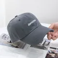 Detalle del bordado 'Awesome' en una gorra de béisbol de algodón gris oscuro - Ajustable / Gris