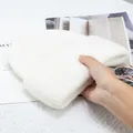Primer plano del gorro de punto blanco esponjoso con dobladillo grueso y tacto suave - Blanco