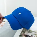Détail de la broderie blanche de la lettre Y sur une casquette de baseball bleu marine - Réglable / Bleu