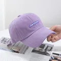 Primer plano de gorra de béisbol morado claro con bordado Awesome y costuras blancas de calidad - Ajustable / Púrpura