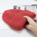 Primer plano del gorro de punto de pelo de conejo rojo ladrillo con textura afelpada - Rojo Ladrillo