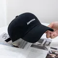 Detalle de gorra de algodón negro con bordado Awesome blanco sobre una revista - Ajustable / Negro