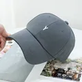 Détail macro de la broderie lettre Y blanche sur casquette de baseball gris foncé - Réglable / Gris