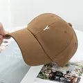 Détail de la broderie blanche de la lettre Y sur une casquette en coton sergé kaki - Réglable / Marron