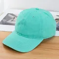 Gewaschene mintgrüne Denim-Baseballkappe im Vintage-Stil auf einer Holzfläche - Verstellbar / Seegrün