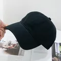 Detailopname van zwarte katoenen baseballpet met fijne stoftextuur en een gebogen klep - Verstelbaar / Zwart