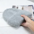Primer plano del gorro de punto gris de piel de conejo que muestra su textura suave y elástica - Gris Medio