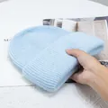 Primer plano de gorro de punto azul suave con textura afelpada y dobladillo acanalado - Azul claro