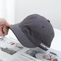 Detail der grauen Kappe mit kurzer Krempe, weißer Control Stickerei und Baumwollstruktur - Verstellbar / Grau
