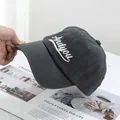 Dettaglio cappellino grigio scuro con ricamo bianco Andyou e visiera con finitura usurata - Regolabile / Grigio