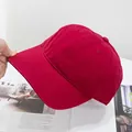 Detailopname van rode katoenen baseballpet met stikseldetails en ademende oogjes - Verstelbaar / Bordeauxrood