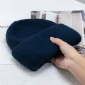 Detalle de gorro de punto azul marino con textura de piel de conejo y dobladillo grueso - Azul marino