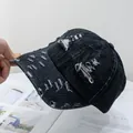 Detalle de gorra de béisbol de mezclilla con agujeros desgastados y textura vintage - Ajustable / Negro Denim