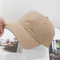 Detail van een kaki katoenen baseballpet met versterkte stiksels op de gebogen klep - Verstelbaar / Khaki