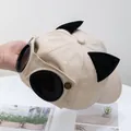 Détail de la casquette beige avec oreilles de chat en peluche noire et lunettes - M (56-58cm) / Beige