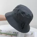 Dettaglio di cappello alla pescatora grigio con cordoncino regolabile e cuciture visibili - M / Grigio
