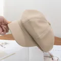 Detalle de la textura tejida y la banda decorativa en una gorra de repartidor beige - Ajustable / Caqui Claro