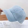 Detalle de gorra de béisbol en denim lavado azul claro con costuras en la visera - Ajustable / Azul claro