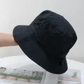 Dettaglio del cappello alla pescatora nero con cordino regolabile e cuciture - M / Nero