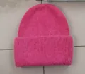 Berretto spesso in pelliccia di coniglio rosa con bordo arrotolato per l'inverno - Rosa Rossa