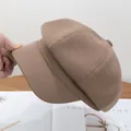 Detalle de la gorra de repartidor caqui con textura de algodón y lino y visera rígida - Ajustable / Caqui Oscuro