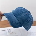 Detalle de gorra de béisbol en mezclilla azul lavada con costuras de calidad - Ajustable / Azul oscuro