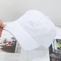 Detail van een witte katoenen baseballpet met een gebogen rand en versterkte naden - Verstelbaar / Wit
