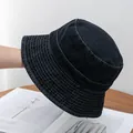 Detalle del sombrero de pescador de mezclilla oscura con costuras blancas en el ala - Ajustable / Negro