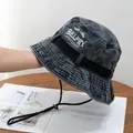 Primer plano del sombrero de senderismo en denim gris antracita con bordado blanco - M / Negro