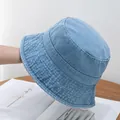 Detalle del sombrero de pescador en denim azul claro lavado con costuras de alta calidad - Ajustable / Azul claro