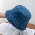 Detalle de gorro de pescador en tela vaquera lavada con costuras blancas y tejido firme - Ajustable / Azul marino