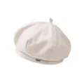 Détail du béret blanc cassé avec une plaque en métal argenté et un petit nœud sur le dessus - Poche zippée